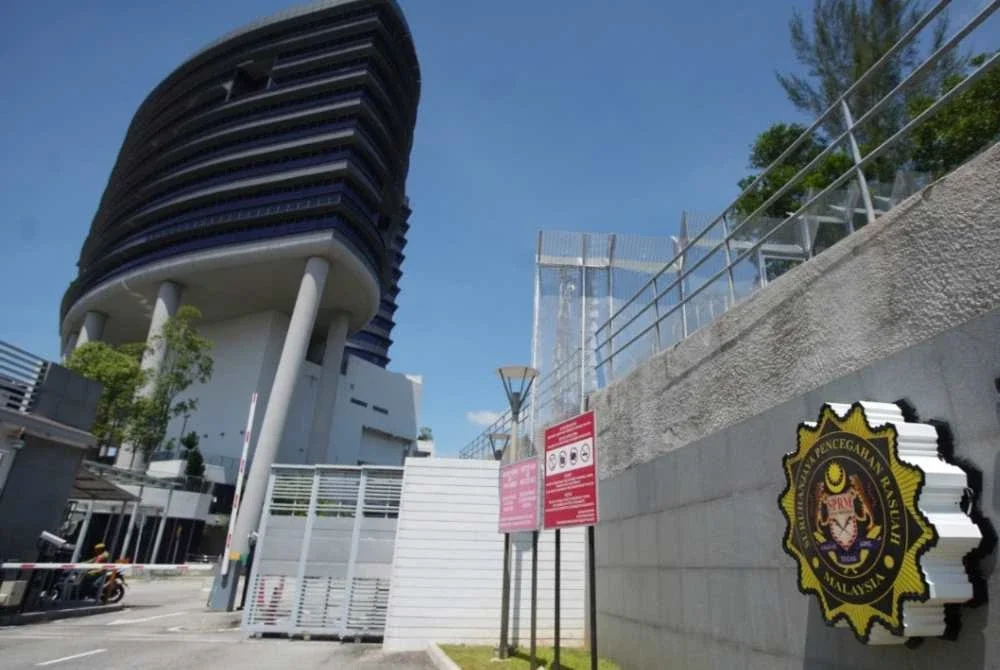 SPRM menahan lima lagi pegawai JIM kerana disyaki bersubahat menggodam Sistem MyIMMs berkaitan proses permohonan serta kelulusan Pas Lawatan Kerja Sementara (PLKS) secara tidak sah. Gambar hiasan