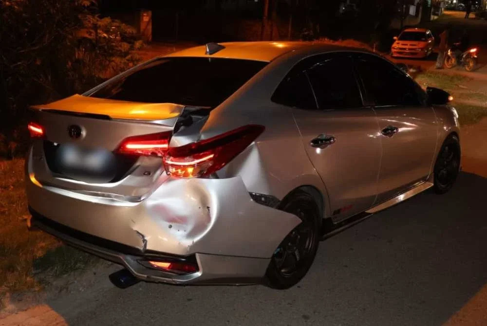 Sebuah kereta Toyota Vios mengalami kerosakkan pada bahagian belakang sebelah kanan akibat dilanggar motosikal yang dinaiki dua pelajar berkenaan dalam kejadian di Kilometer 119 Jalan Kuala Lumpur-Kuantan di sini pada Isnin malam.
