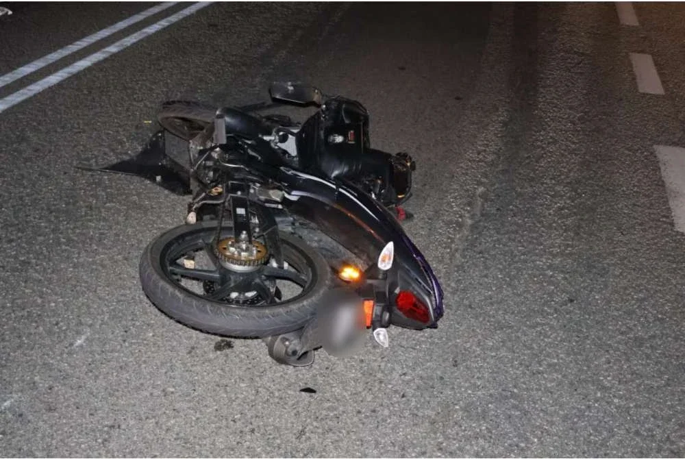 Motosikal jenis Yamaha LC135 yang ditunggang mangsa remuk dalam kejadian itu. Foto Polis Temerloh