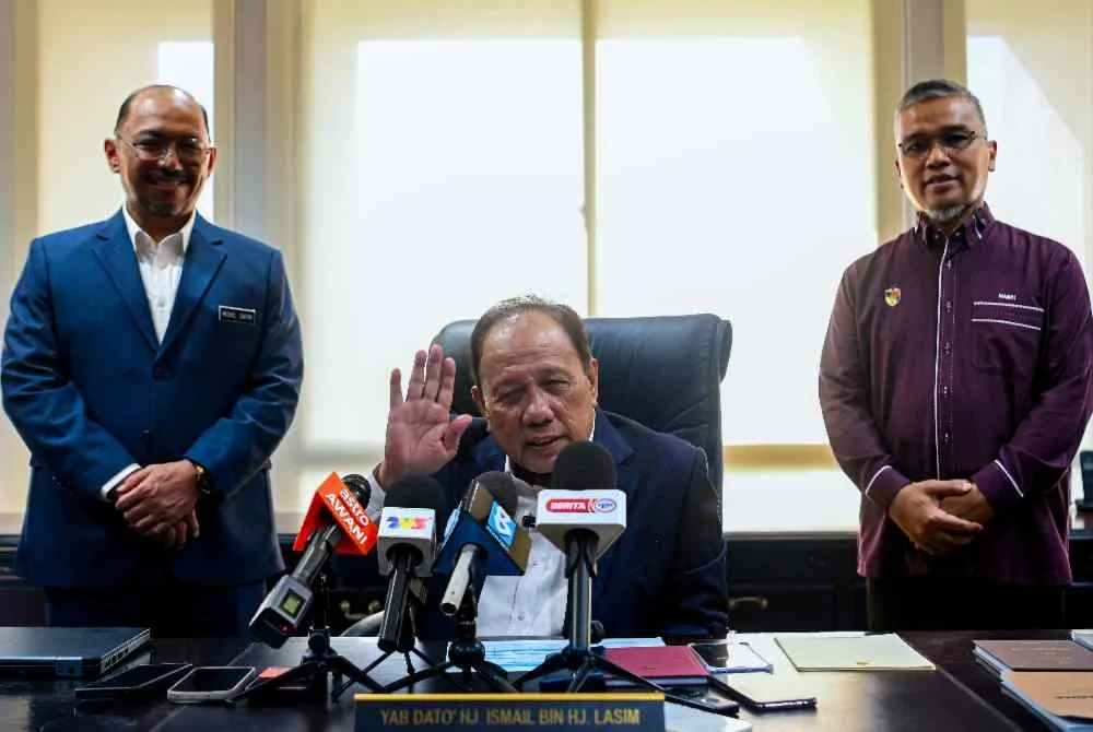 Ismail (tengah) menjawab pertanyaan wartawan sebaik tiba bagi memulakan tugas hari pertama beliau di Pejabat Menteri Besar Negeri Sembilan, Wisma Negeri pada Selasa. Foto Bernama