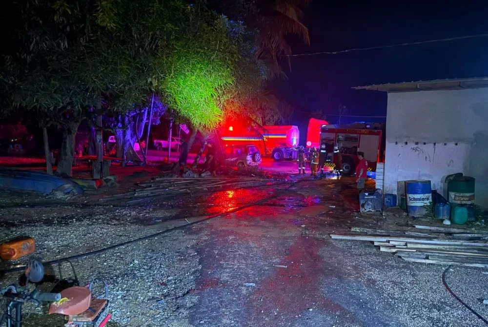 Jentera bomba tiba di lokasi untuk memadam kebakaran. Foto: JBPM