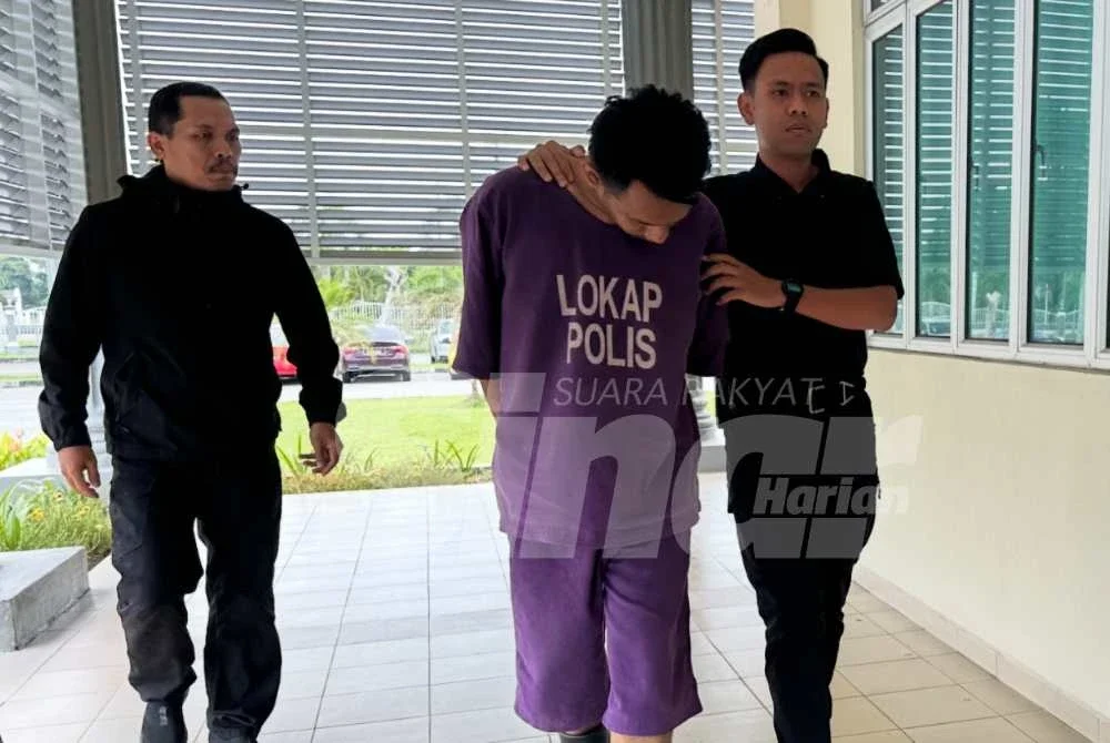 Tertuduh (tengah) dikawal ketat polis ketika berjalan menuju ke lokap Mahkamah Pasir Mas. Foto SINAR HARIAN/ADILA SHARINNI WAHID