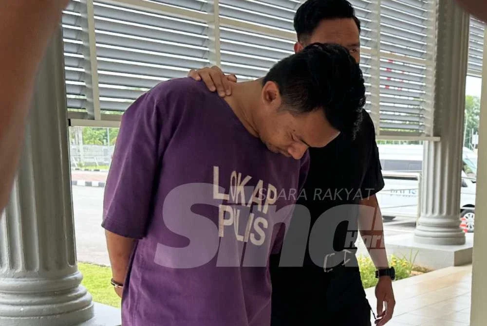 Tertuduh (kiri) dibawa ke mahkamah untuk berdepan dua pertuduhan amang seksual. Foto SINAR HARIAN/ADILA SHARINNI WAHID