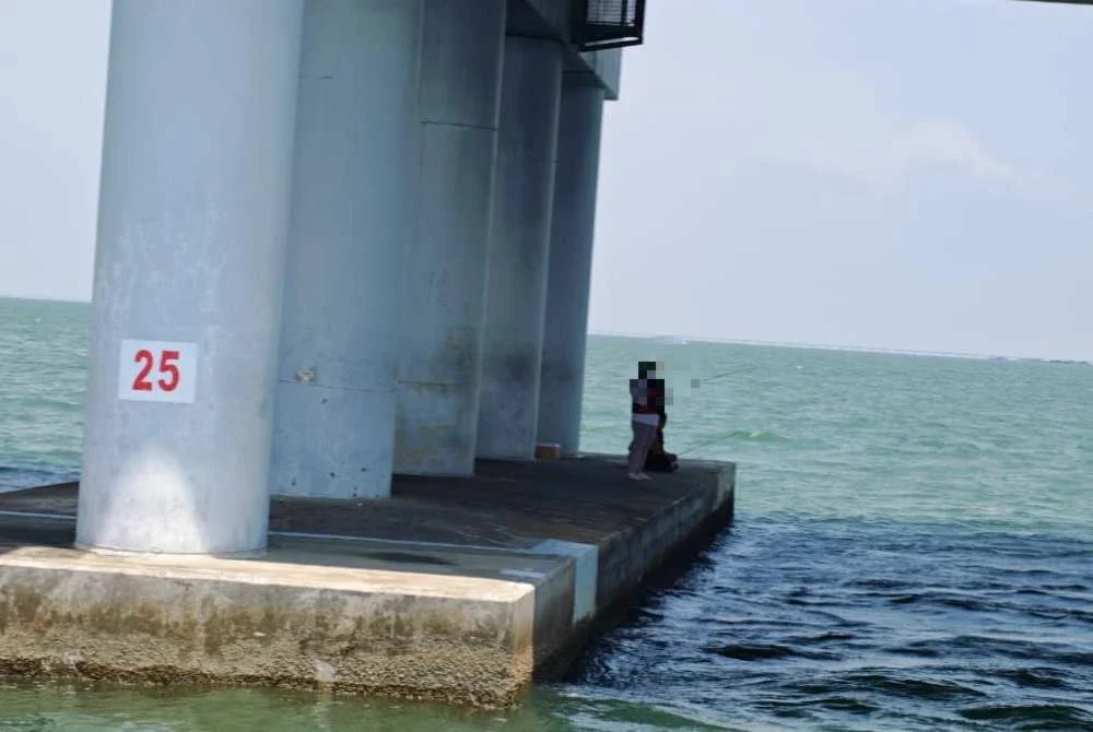 Pemeriksaan mendapati masih ada yang menjalankan aktiviti memancing di bawah Jambatan Pulau Pinang.