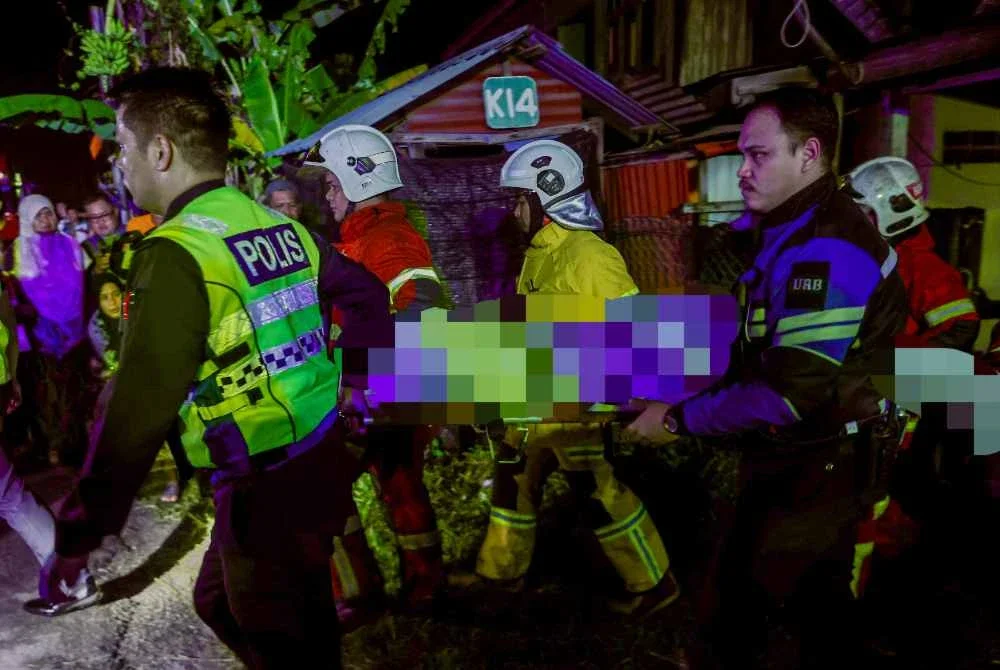 Mangsa ditemui rentung di tingkat bawah rumah dalam kebakaran di Kampung Gong Tok Nasek malam Isnin. Foto Bernama