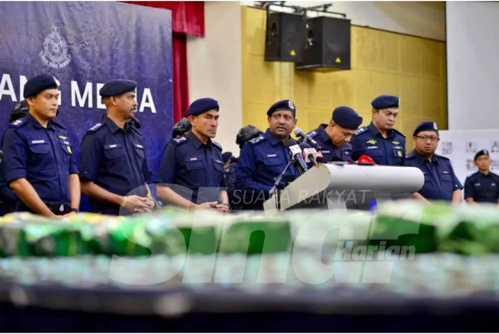 Hussein (empat dari kiri) dalam sidang akhbar di Ibu Pejabat Polis Kontinjen (IPK) Selangor di sini pada Selasa.