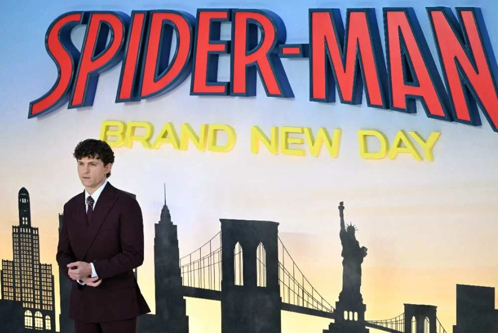 Pelakon Britain Tom Holland bergambar di karpet merah sebaik tiba untuk menghadiri tayangan perdana UK filem "Spider-Man: Brand New Day" di Odeon Luxe Leicester Square, tengah London pada 29 Julai lalu.