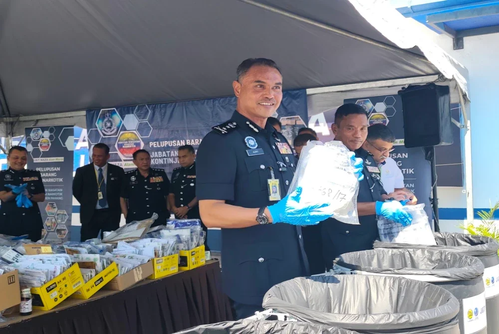 Azry Akmar menunjukkan barang kes yang telah selesai proses perundangan di mahkamah dan akan dilupuskan. Foto: SINAR HARIAN