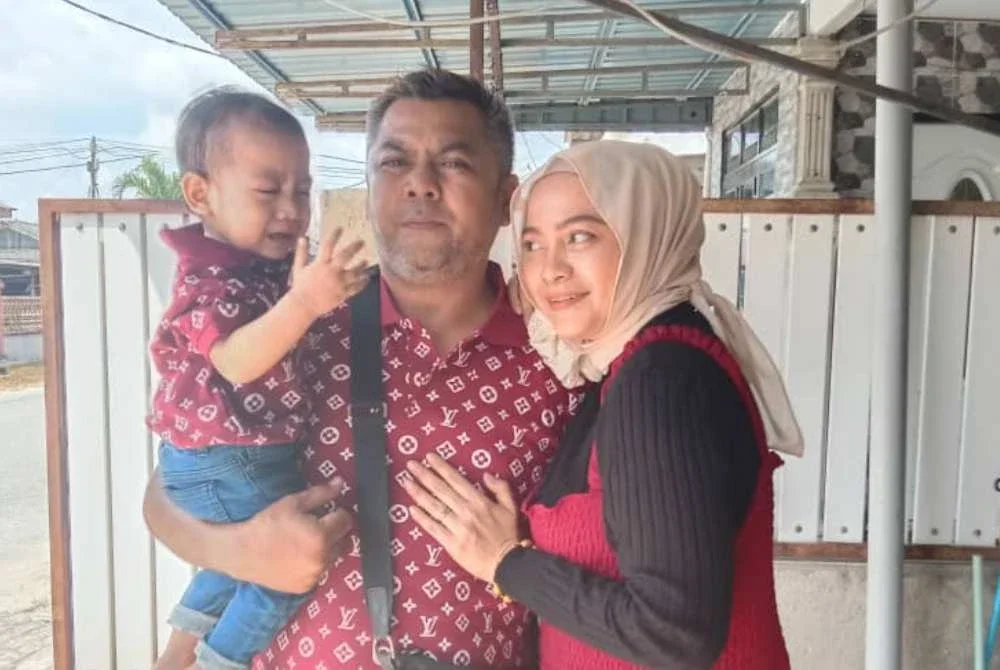 Gambar kenangan Nor Azliawani bersama arwah suaminya.