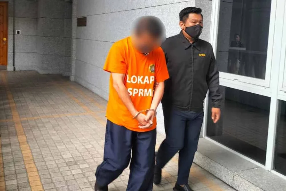 Suspek dibawa keluar dari Mahkamah Majistret Putrajaya pada Selasa selepas permohonan reman dibuat.
