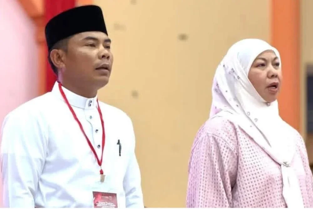 Foto kenangan Shahaniza (kanan) bersama Allahyarham Mohd Radzi. Foto ihsan Shahaniza