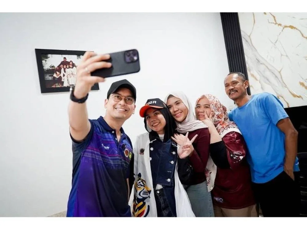 Nik Haziera bersama keluarga sempat berswafoto bersama Dr Mohammed Taufiq.