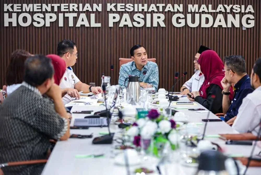 Onn Hafiz mendengar penerangan daripada pihak pengurusan Hospital Pasir Gudang. - Foto: Facebook Onn Hafiz