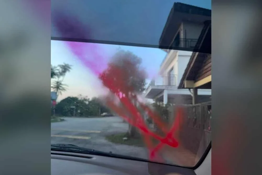 Gambar tular memaparkan cermin kereta disembur cat merah.