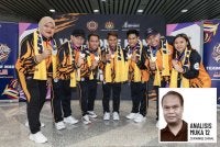 (Dari kiri) Siti Aqilah Farhan Draman, Mohamad Syahmi Nor Ghazali, Muhammad Erry Hidayat, Mohamad Aniq Kasdan, Muhamad Aznil Bidin, Muhammad Hafizuddin Roslin dan Irene Jane Henry pada majlis sambutan kepulangan skuad angkat berat negara dari Sukan Komanwel Glasgow 2026 di Terminal 1, Lapangan Terbang Antarabangsa Kuala Lumpur (KLIA). Foto Bernama