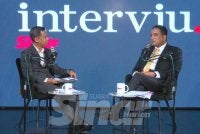 Reezal Merican (kanan) ketika program Interviu di Studio F Sinar Harian Kompleks Karangkraf, Shah Alam pada Isnin.