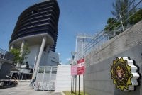 SPRM menahan lima lagi pegawai JIM kerana disyaki bersubahat menggodam Sistem MyIMMs berkaitan proses permohonan serta kelulusan Pas Lawatan Kerja Sementara (PLKS) secara tidak sah. Gambar hiasan