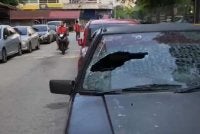 Keadaan cermin kereta yang dipecahkan sekumpulan lelaki di sini pada Ahad.