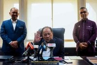 Ismail (tengah) menjawab pertanyaan wartawan sebaik tiba bagi memulakan tugas hari pertama beliau di Pejabat Menteri Besar Negeri Sembilan, Wisma Negeri pada Selasa. Foto Bernama 