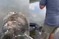 Tangkap layar video tular mengenai penemuan mayat lelaki ditemui dibungkus dan dililit jaring di Sungai Tanjung Sembrong, Parit Raja, Batu Pahat. 