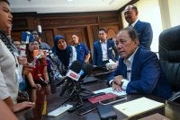 Ismail (duduk) menjawab pertanyaan wartawan sebaik tiba bagi memulakan tugas hari pertama beliau di Pejabat Menteri Besar Negeri Sembilan, Wisma Negeri pada Selasa. Foto Bernama
