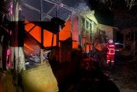 Api marak memusnahkan sebuah rumah di Kampung Baru Star. Foto: JBPM 