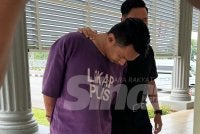 Tertuduh (kiri) dibawa ke mahkamah untuk berdepan dua pertuduhan amang seksual. Foto SINAR HARIAN/ADILA SHARINNI WAHID