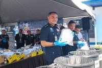 Azry Akmar menunjukkan barang kes yang telah selesai proses perundangan di mahkamah dan akan dilupuskan. Foto: SINAR HARIAN