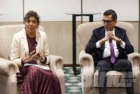 Asha (kiri) dan Dr Raman Shetty menjelaskan tentang ekosistem penyelidikan klinik yang semakin tersusun dan berkembang di negara ini . FOTO: ROSLI TALIB.