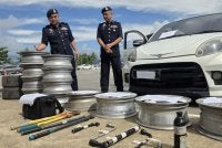 Syed Lot (kanan) menunjukkan rim kereta yang berjaya dirampas dalam beberapa siri serbuan di Putatan dan Penampang.
