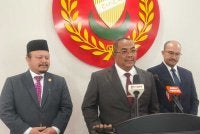 Muhammad Sanusi (tengah) pada sidang akhbar selepas Mesyuarat Exco di Wisma Darul Aman, Alor Setar pada Selasa.