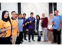 Menteri Belia dan Sukan, Dr Mohammed Taufiq Johari (lima, kanan) bergambar bersama Nik Haziera (empat, kanan), keluarga serta pegawai MSN ketika kunjungan beliau ke kediaman atlet para itu.