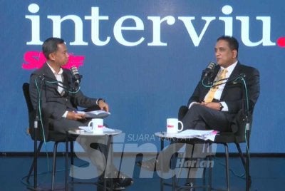 Reezal Merican (kanan) ketika program Interviu di Studio F Sinar Harian Kompleks Karangkraf, Shah Alam pada Isnin.