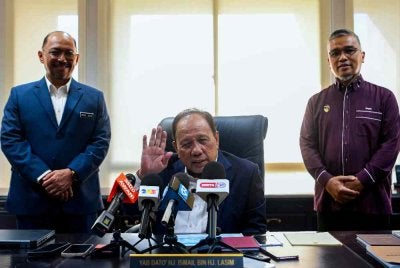 Ismail (tengah) menjawab pertanyaan wartawan sebaik tiba bagi memulakan tugas hari pertama beliau di Pejabat Menteri Besar Negeri Sembilan, Wisma Negeri pada Selasa. Foto Bernama 