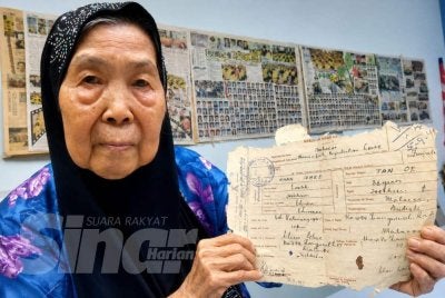 Fatimah menunjukkan sijil kelahirannya.