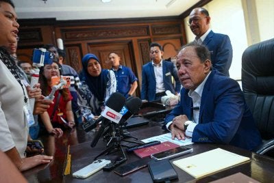 Ismail (duduk) menjawab pertanyaan wartawan sebaik tiba bagi memulakan tugas hari pertama beliau di Pejabat Menteri Besar Negeri Sembilan, Wisma Negeri pada Selasa. Foto Bernama
