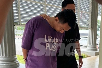 Tertuduh (kiri) dibawa ke mahkamah untuk berdepan dua pertuduhan amang seksual. Foto SINAR HARIAN/ADILA SHARINNI WAHID