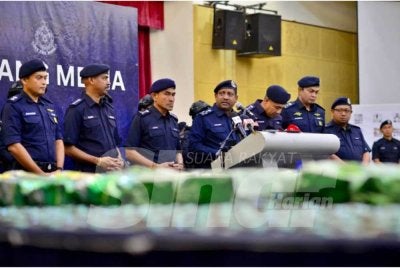 Hussein (empat dari kiri) dalam sidang akhbar di Ibu Pejabat Polis Kontinjen (IPK) Selangor di sini pada Selasa.
