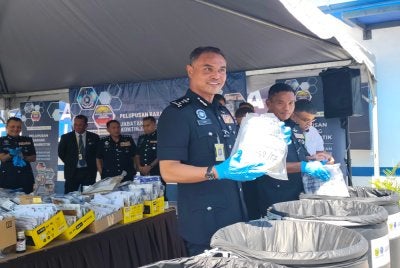 Azry Akmar menunjukkan barang kes yang telah selesai proses perundangan di mahkamah dan akan dilupuskan. Foto: SINAR HARIAN