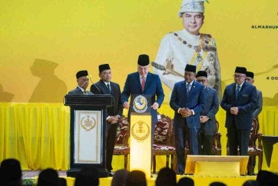 Sultan Nazrin berkenan menyempurnakan perasmian Dewan Merdeka Majlis Perbandaran Manjung pada Selasa. Foto Bernama