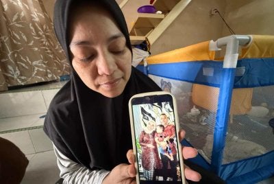 Nor Azliawani menunjukkan gambar kenangan arwah suaminya. Foto SINAR HARIAN/NORAFIZA JAAFAR
