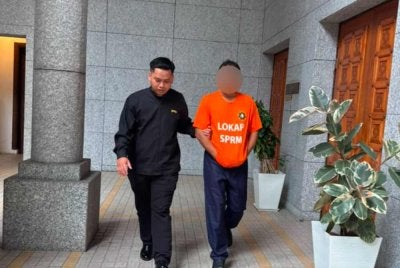 Perintah reman sehingga 5 Ogos terhadap suspek lelaki berusia lingkungan 50 an itu dikeluarkan Majistret Ezrene Zakariah selepas permohonan dibuat Suruhanjaya Pencegahan Rasuah Malaysia (SPRM) di Mahkamah Majistret Putrajaya pada Selasa.