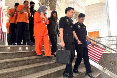 Antara pegawai JIM yang ditahan reman bagi membantu Siasatan.