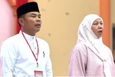 Foto kenangan Shahaniza (kanan) bersama Allahyarham Mohd Radzi. Foto ihsan Shahaniza