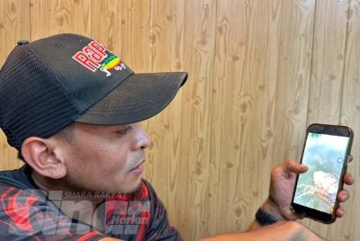 Muhamad Zul Fikri menunjukkan mayat lelaki yang ditemuinya ketika pulang dari memancing di Sungai Tanjung Sembrong, Parit Raja, Batu Pahat.