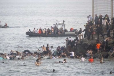 Hampir 100 orang dipercayai mati lemas ketika cuba menyeberangi sempadan melalui laut ke Ceuta.