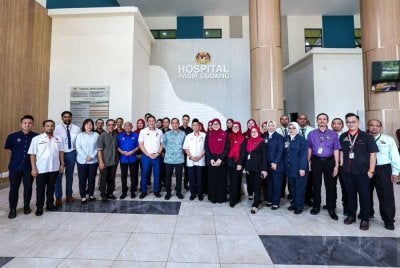 Onn Hafiz melawat HPG bagi meninjau sendiri perkembangan pengoperasian hospital berkenaan. - Foto: Facebook Onn Hafiz