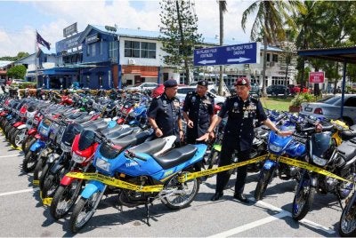 Mohd Khairi (kanan) meninjau motosikal yang disita pada sidang media mengenai status keselamatan dan ketenteraman awam sepanjang himpunan RXZ Members 8.0 di IPK Terengganu pada Isnin. Foto: Bernama 
