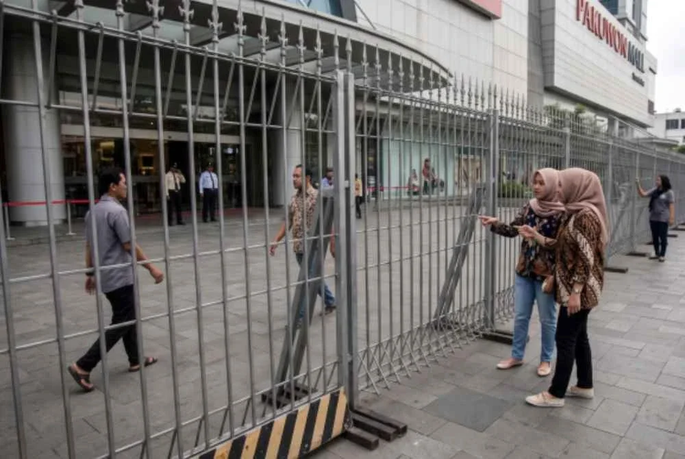 Pagar logam tersebut meraih perhatian ramai kerana menghalang laluan utama pejalan kaki.