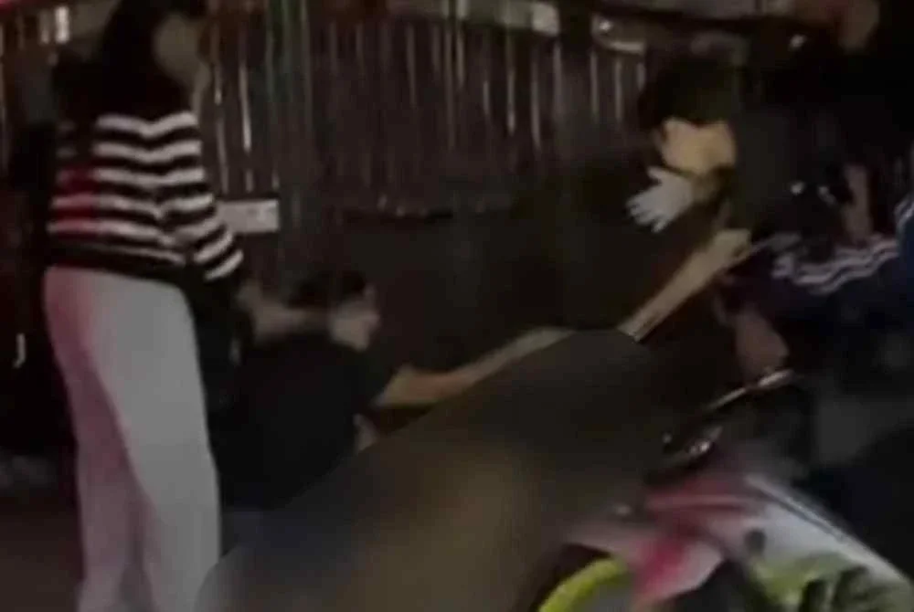 Tangkap layar rakaman video yang tular semasa operasi gotong-royong menangkap anjing liar yang dijalankan PBT bersama penduduk di Taman Teluk Gedung Indah, Klang pada Rabu
